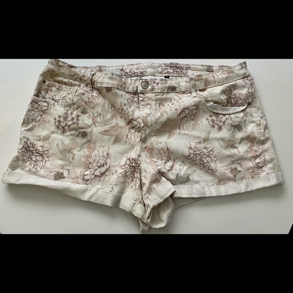 Reitmans Stretchy Highwaisted Jean Shorts - Picture 1 of 2